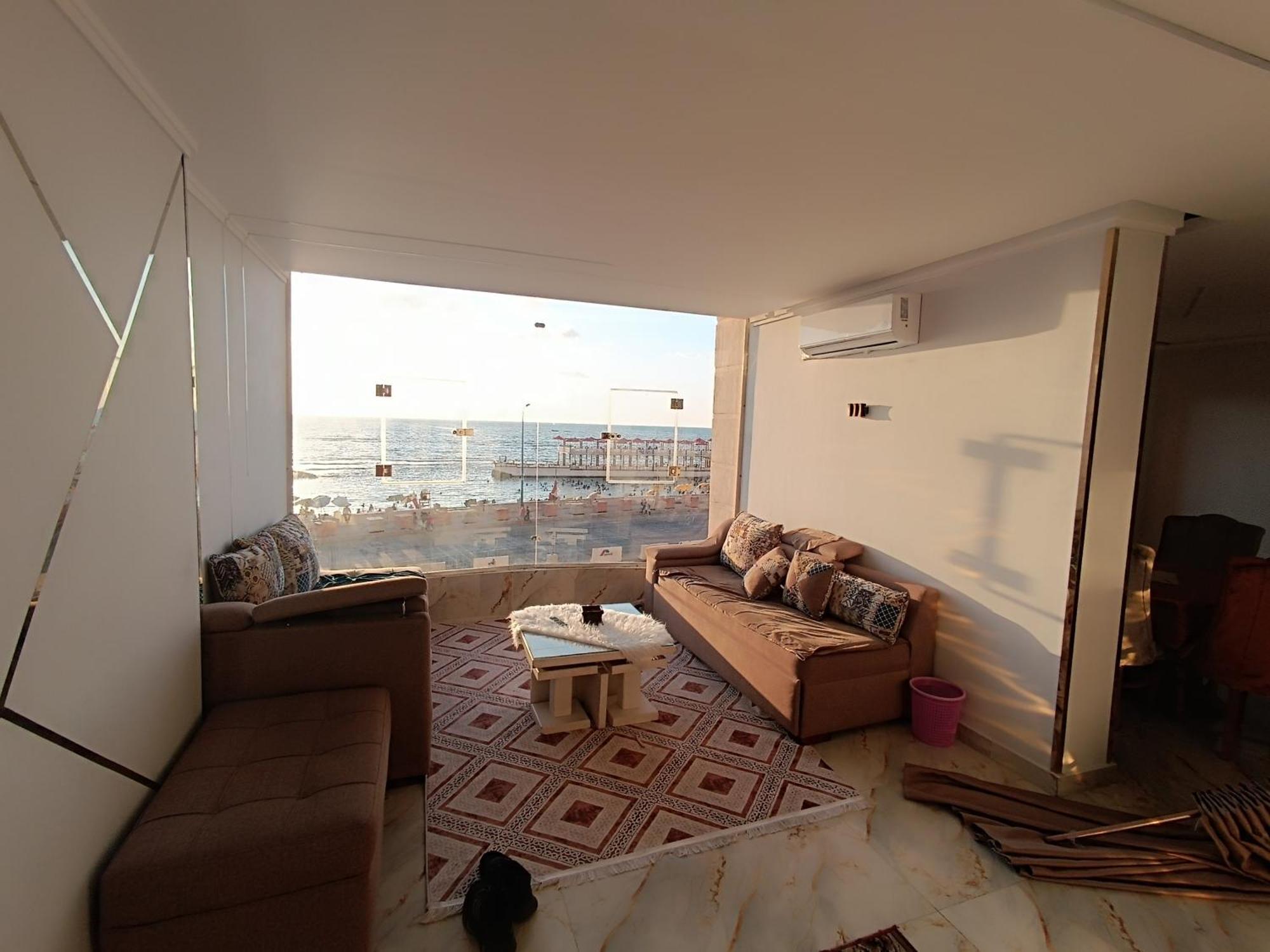 فى ميامي Alexandria